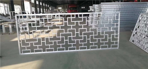 仿木纹铝格栅屏风与深灰色铝合金防盗窗 建筑装饰材料的新趋势