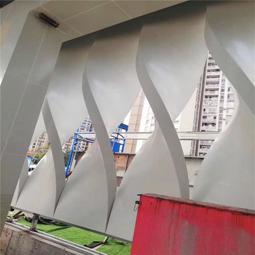 艺术彩色铝单板的构造特点及其在建筑装饰中的应用